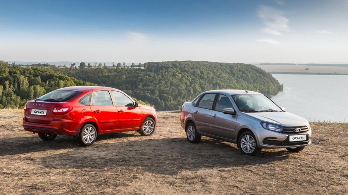 Lada Granta med krockkuddar på ett berg