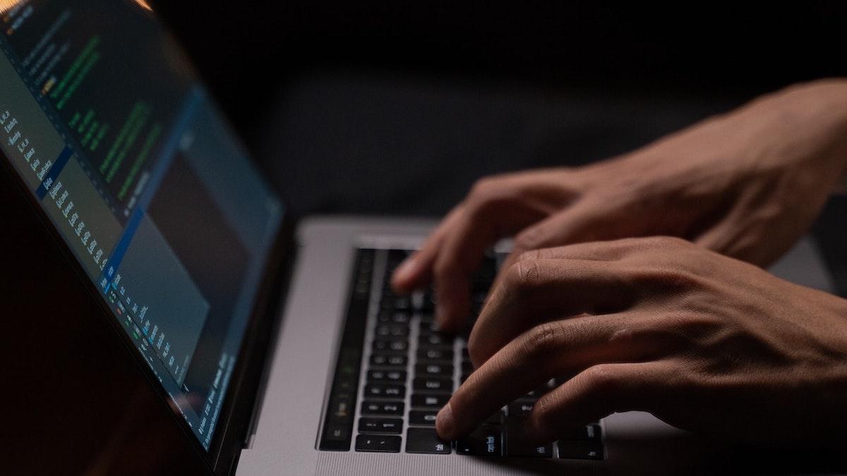 Brett Johnson är en reformerad cyberkriminell som brukade begå kreditkortsbedrägerier och stjäla identiteter. Han ger dig fyra tips för att öka din cybersäkerhet