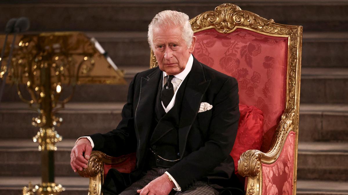 Efter Drottning Elizabeth II:s död blir hennes son Kung Charles III. I Australien protesterar folk mot att hans ansikte ska pryda nya sedlar och Antigua och Barbuda kommer kanske folkomrösta om huruvida landet ska bli en republik