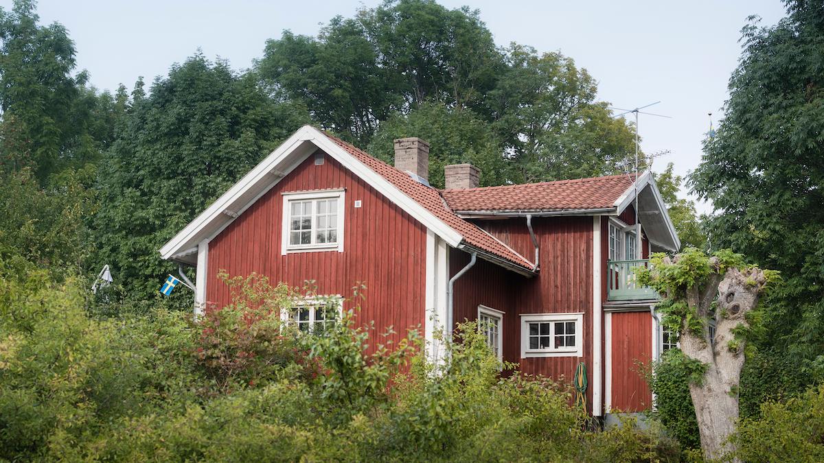 När arkitektur diskuteras i valdebatten talas det om att röda hus med vita knutar signalerar tradition och trygghet och att folk vill att nya hus ska byggas i gammal stil