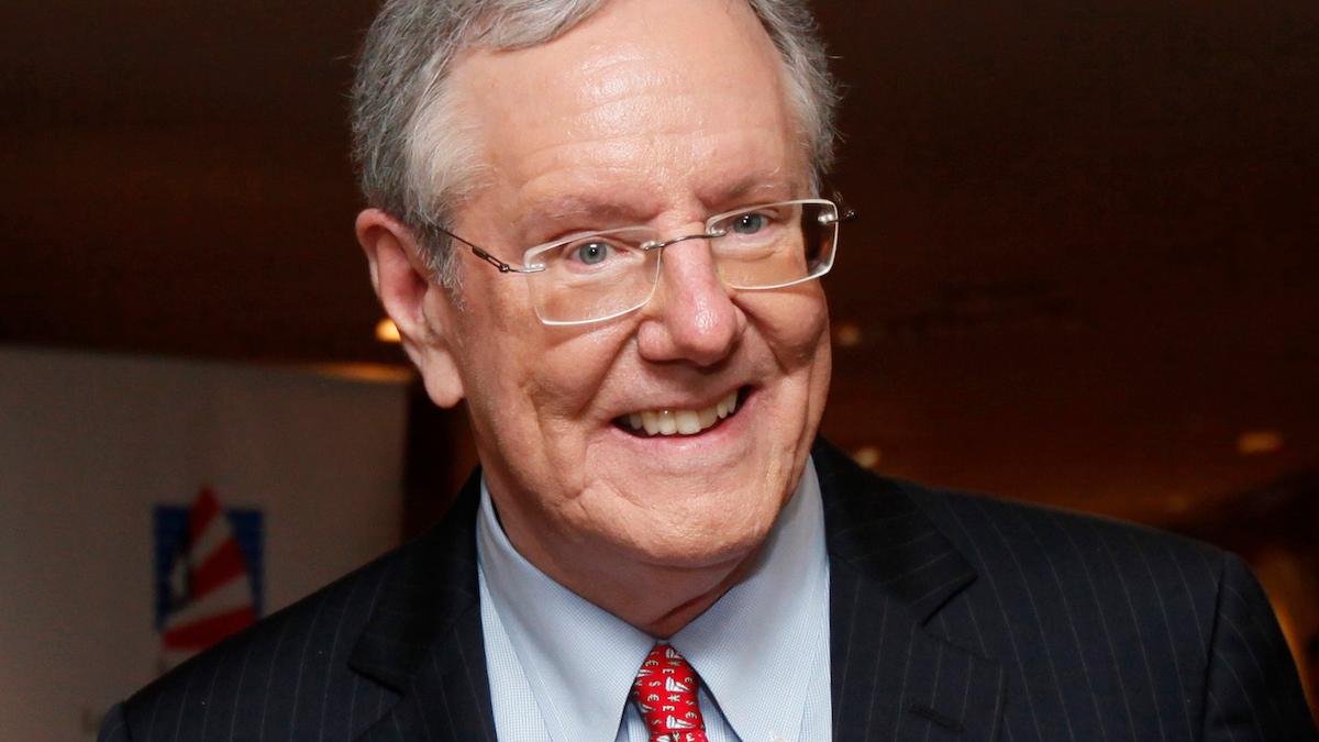 Steve Forbes, ordförande för Forbes Media, anser att det verkliga botemedlet för att stabilisera valutan förbises av regeringar och centralbanker och att man inte behöver göra människor fattiga för att övervinna hög inflation