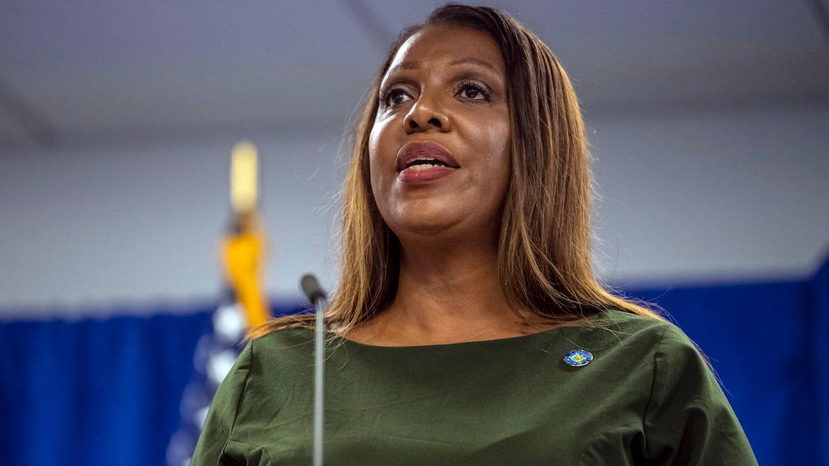 New Yorks delstatsåklagare Letitia James har efter en tre år lång civil utredning hänvisat brottsanklagelser mot Donald Trump och tre av hans barn och en stämningsansökan har lämnats in mot dem och familjeföretaget Trump Organisation.