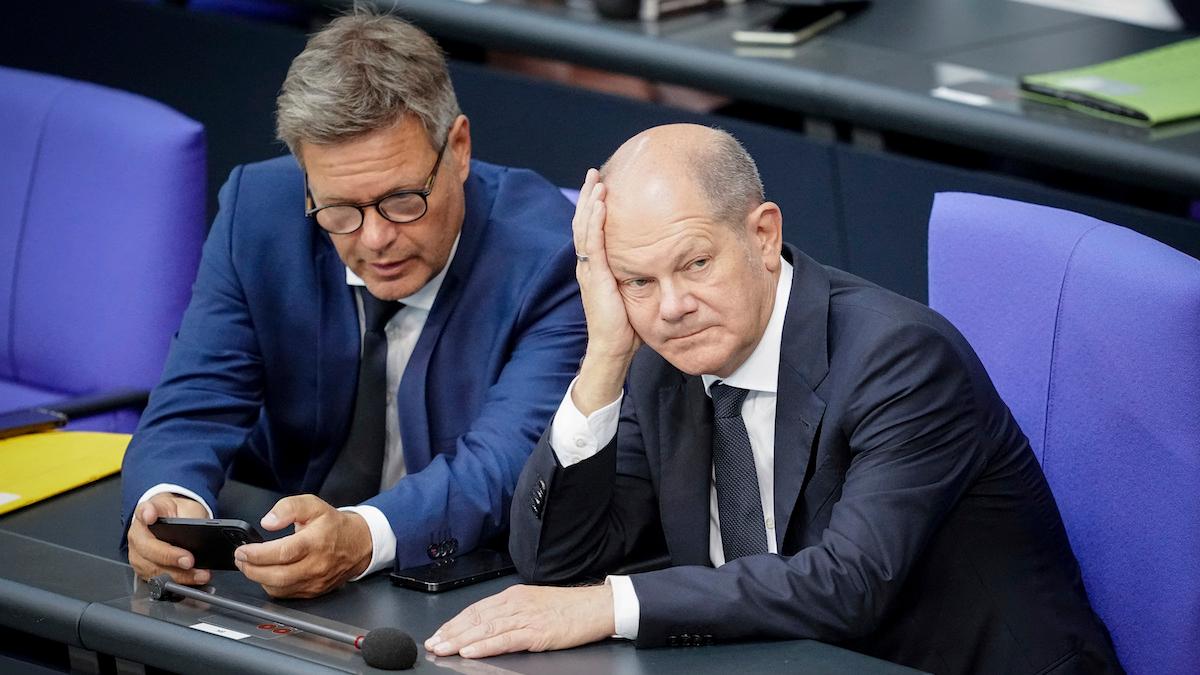 Tyskland beslagtagtar den ryska oljejätten Rosnefts tyska enhet. Vid en presskonferens i Berlin senare i dag kommer Tysklands förbundskansler Olaf Scholz, till höger och landets ekonomiminister Robert Habeck, till vänster presentera mer detaljer om landets nationaliseringsplan.