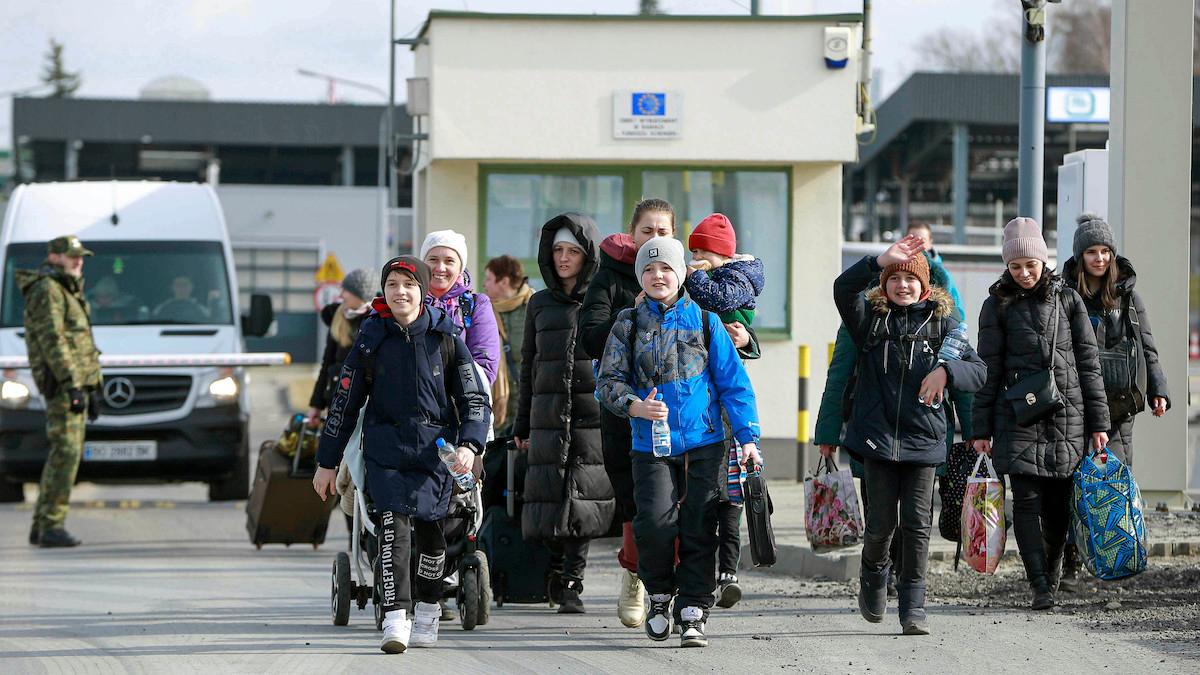 Människohandeln har ökat sedan Ryssland startade kriget i Ukraina. Här anländer ukrainska flyktingar till Polen, de flesta som flytt från Ukraina är kvinnor och barn och de är människohandelns primära offer, även de som flytt till grannländer är sårbara för människohandel.