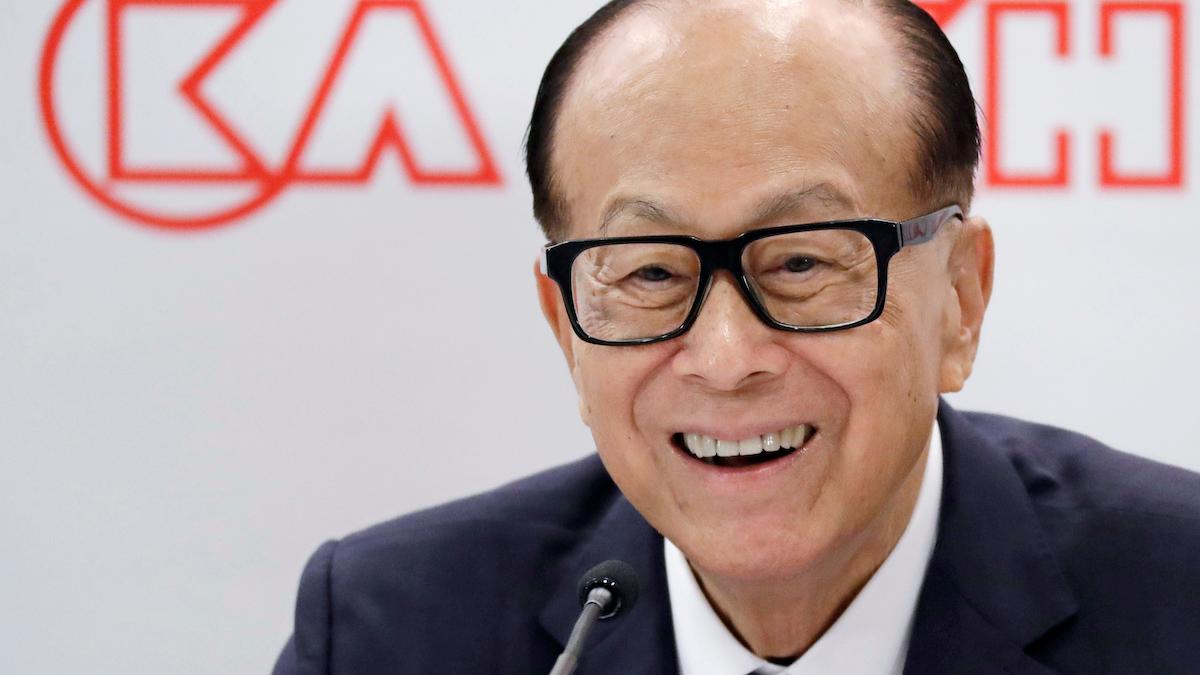 Hongkongs storpamp Li Ka-shing förlorade nästan 17 miljarder kronor på en dag när värdet på hans affärsimperium föll med det brittiska pundet.