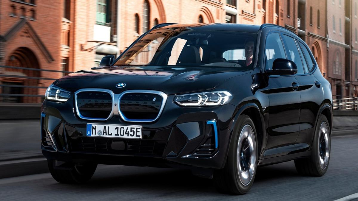 BMW iX3 framifrån