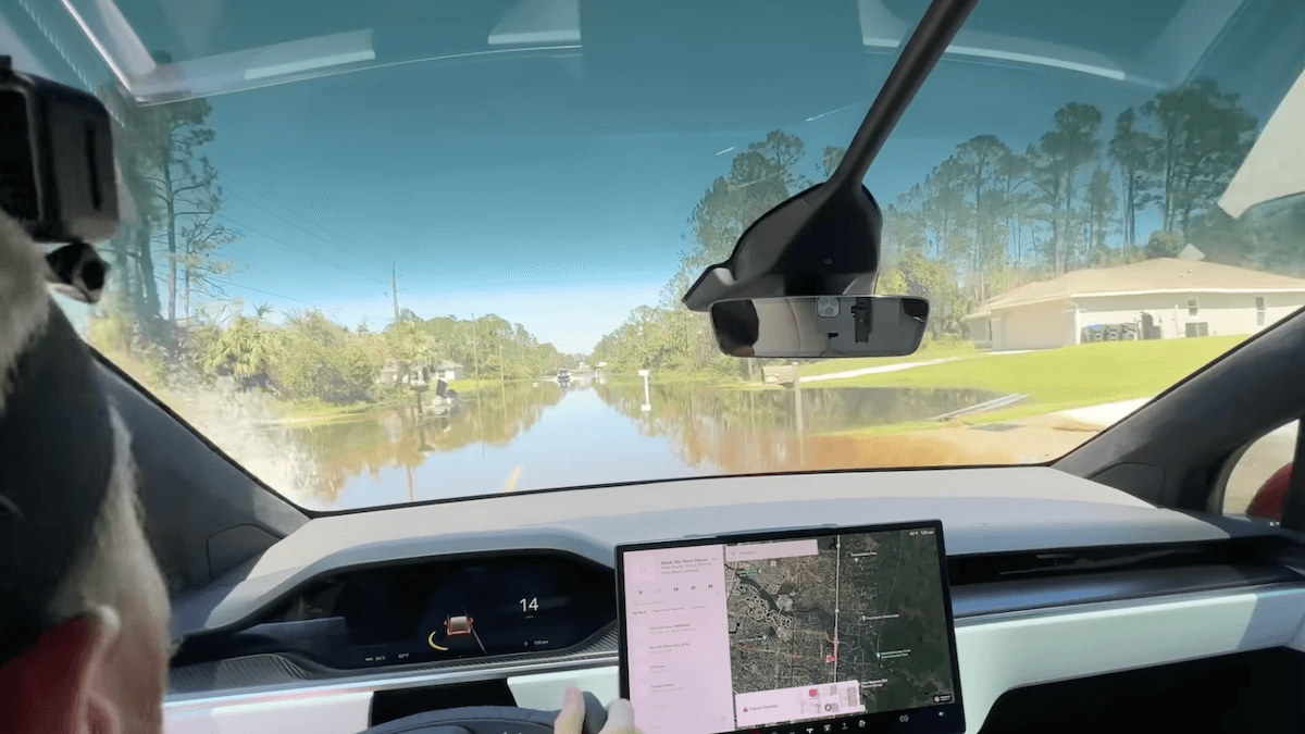 Tesla kör genom vatten
