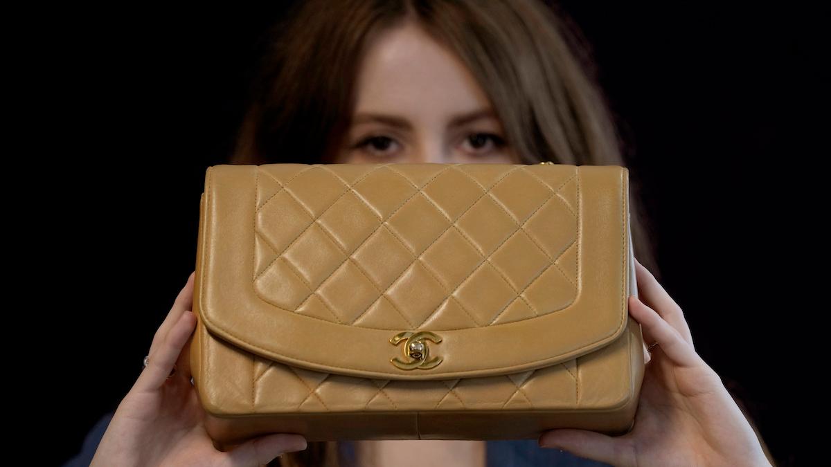 Trots den dystra globala ekonomin shoppar rika människor chanel-väskor och andra lyxvaror som aldrig förr