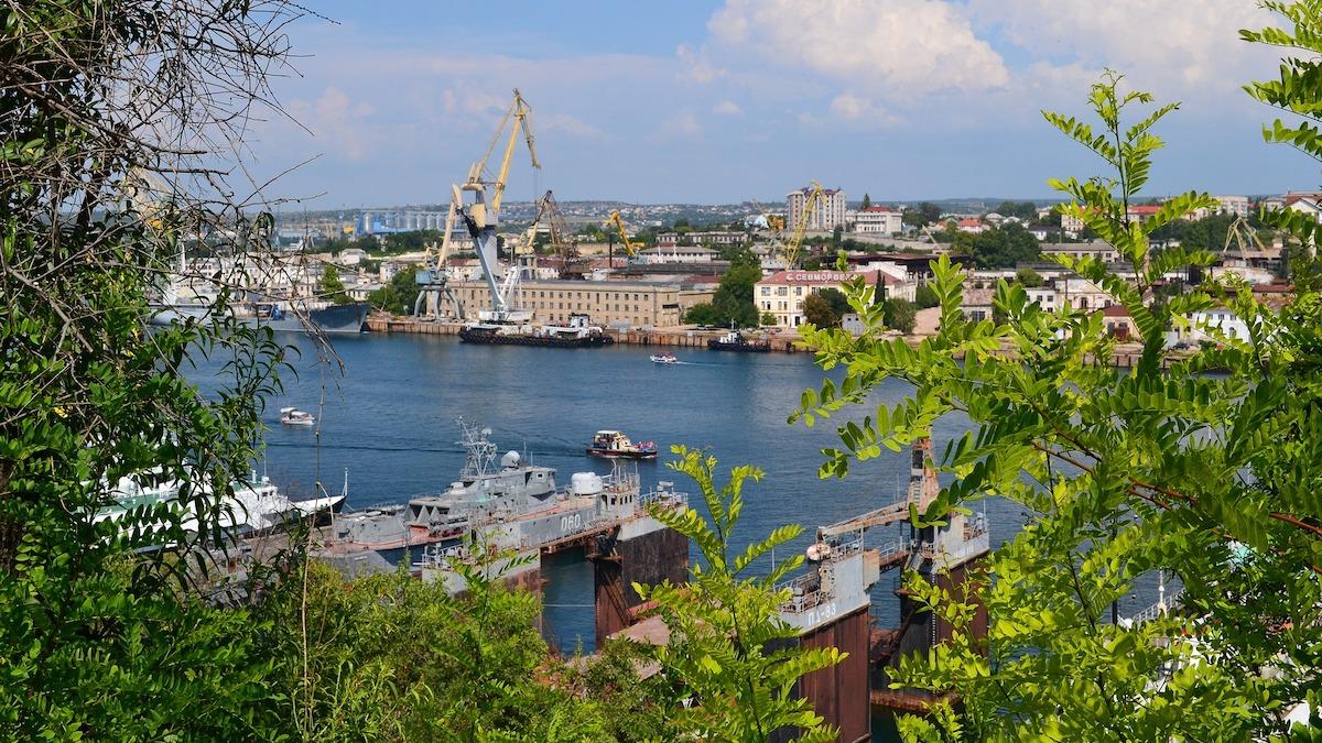 Sevastopol i Krim. Fartyget Amur 2501 hämtar spannmål från den sankrionsdrabbade hamnen Sevastopol i Krim och verkar syssla med det branschexperter kallar för olaglig rysk råvaruhandel med "tvätt" av spannmål för export