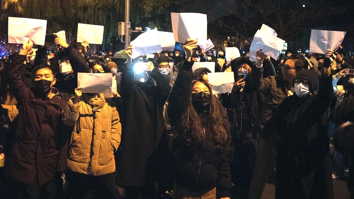 Tusentals människor i Kina har under helgen demonstrerat mot ledaren Xi Jinping och hans noll covid-strategi, här håller demonstranter i Peking upp tomma papper och skanderar slagord