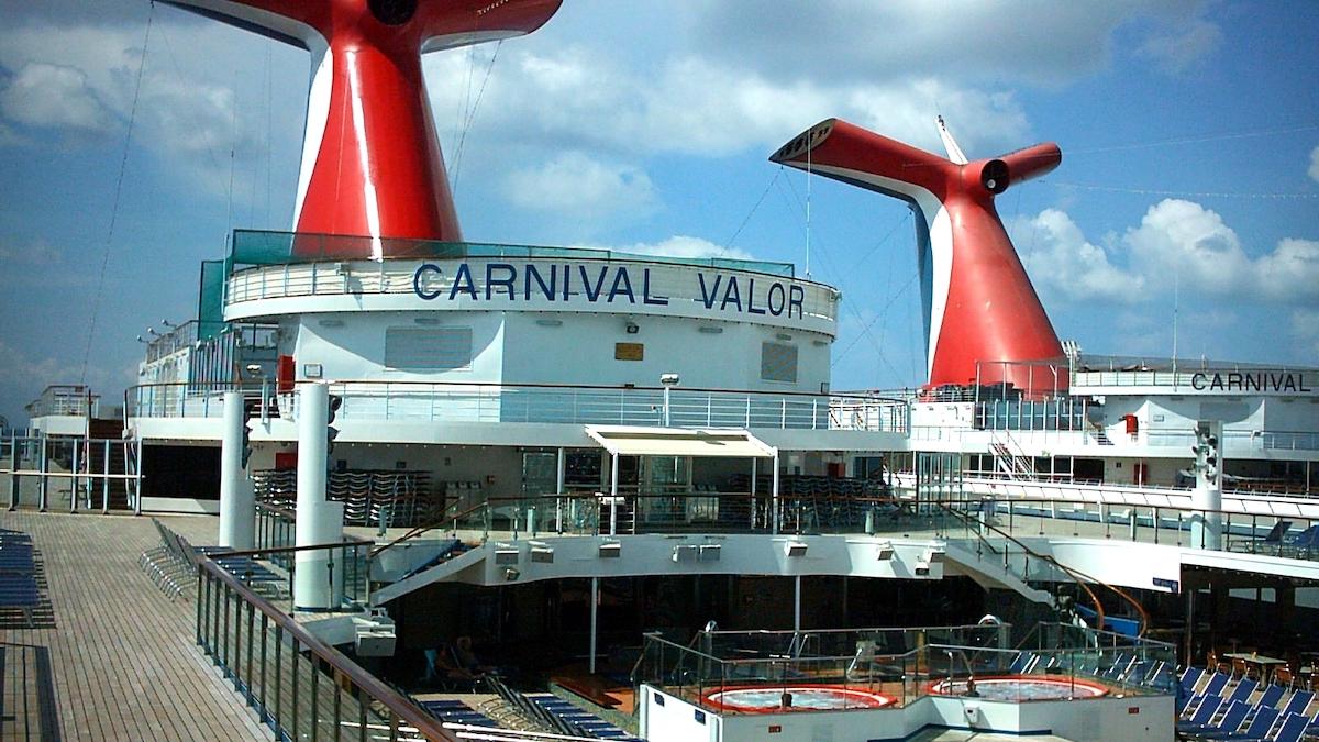 James Grimes föll från kryssningsfartyget Carnival Valor mitt ute på havet, han överlevde genom tur och uthållighet. En överlevnadsexpert ger råd som kan öka dina chanser att överleva om du skulle falla överbord