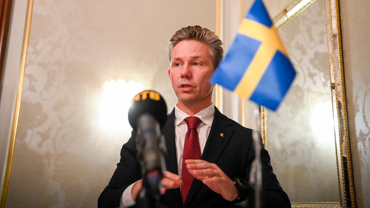 Försvarsminister Pål Jonsons (M). Regeringen vill ha et till statsflyg under 2023