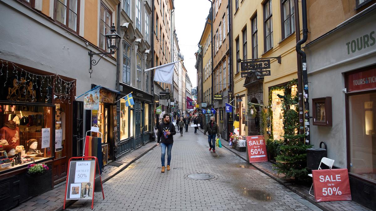 Vid årsskiftet drabbades många handlare av kraftigt höjda hyror, i Gamla stan försvann kunder under pandemin, nu har folk återvänt men spenderar mindre pengar. Ökade hyreskostnader är ytterligare en påfrestning