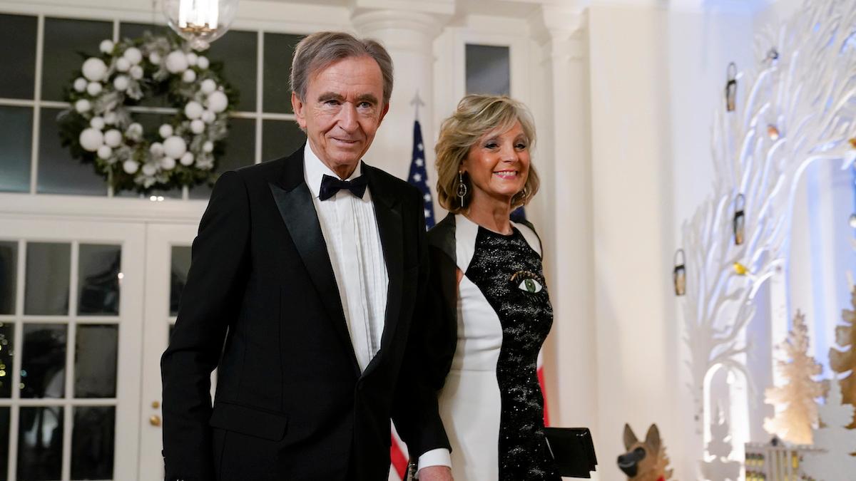 Bernard Arnault med sin hustru Helene Mercier-Arnault i december 2022