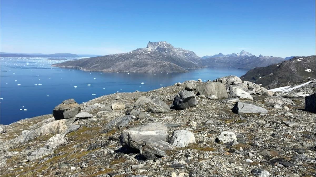 Inlandsisen på Grönland smälter och vi har nu nått halvvägs mot brytpunkten när smältningen inte längre kan stoppas och havsnivån höjs