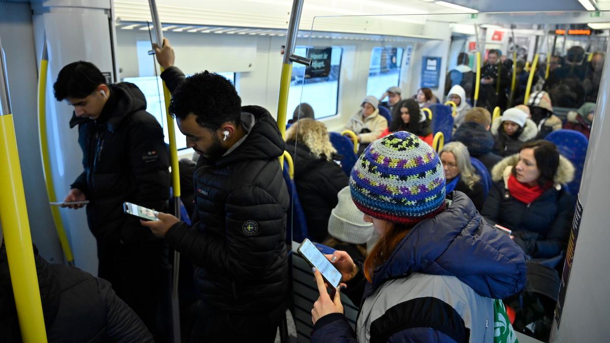 Att köra pendeltåg utan tågvärd skrämmer skapar osäkerhet, avskaffandet av tågvärdar har lett till sjukskrivningar bland lokförare och kaos i pendeltågstrafiken