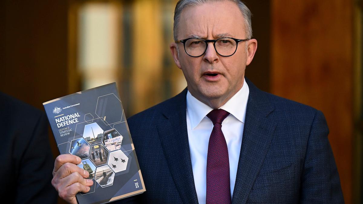 Australiens premiärminister Anthony Albanese talar till media efter släppet av granskningen, Defense Strategic Review den 24 april 2023