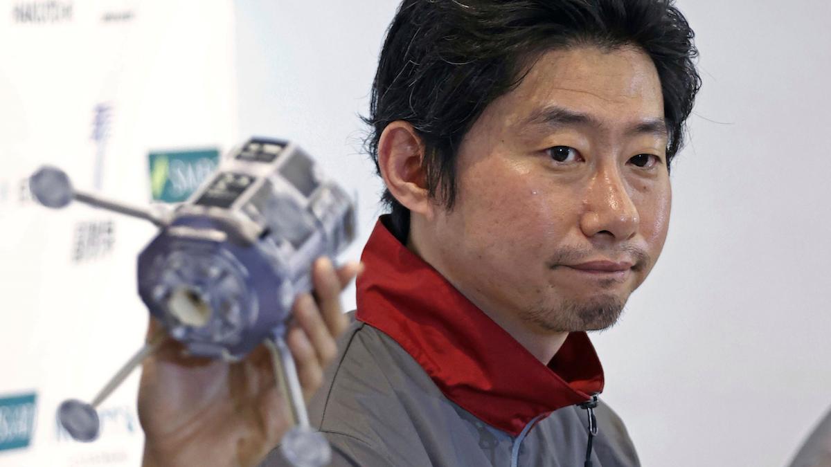 Takeshi Hakamada, grundare och vd för det japanska bolaget Ispace, med en modell av månlandaren som tros ha kraschat på månen