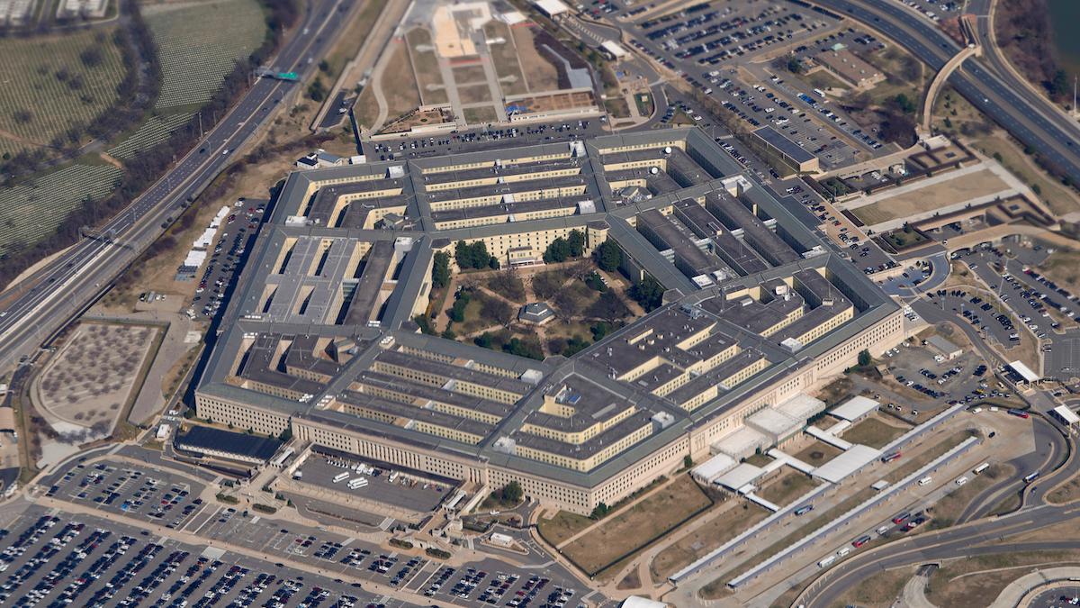 Igår spreds en falsk bild som visade en rökpelare vid Pentagon, men ingen explosion har inträffat vid USA:s försvarsdepartement