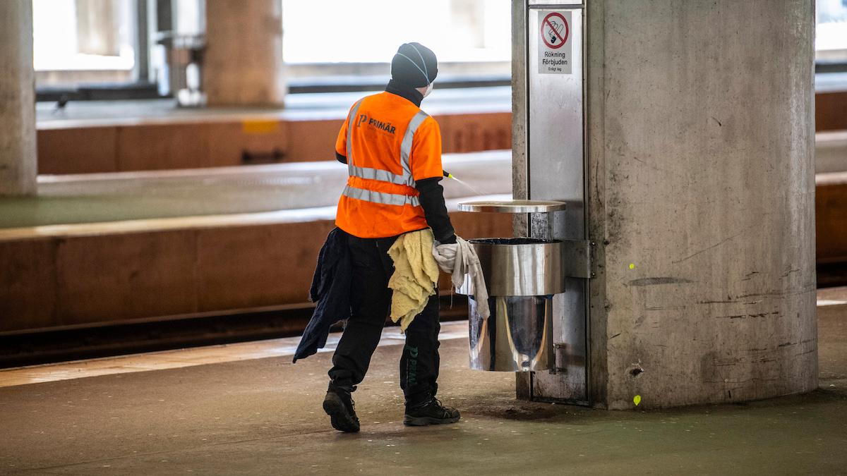 Lägstalönen för arbetskraftsinvandrare ska höjas, det är främst inom låglöneyrken som exempelvis städare som lönerna ligger under det nya kravet