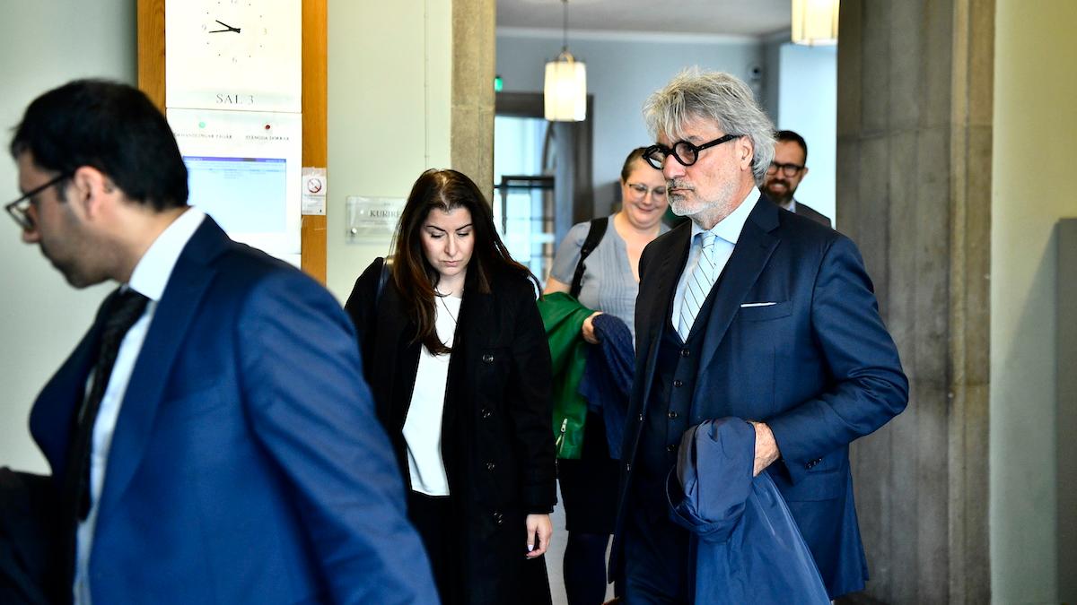 Paolo Macchiarini på väg in till rättegången i april i år