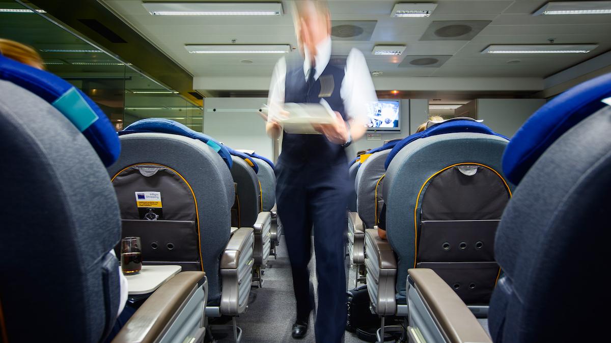 Tre flygvärdar ger tips inför sommarens flygresor
