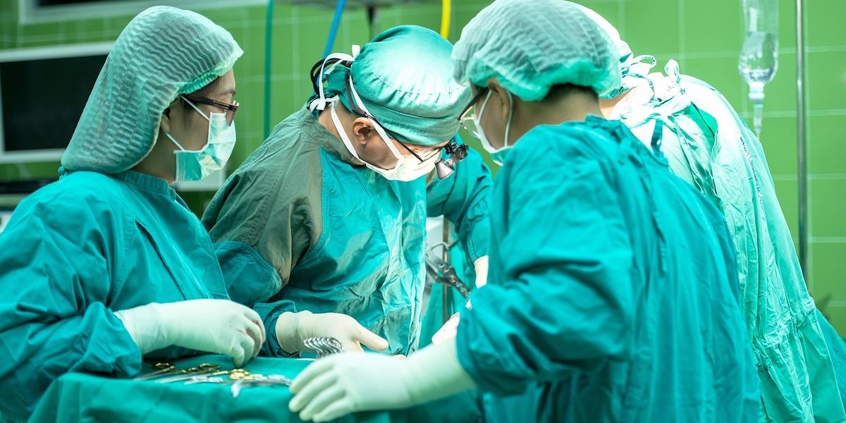 Allt fler får vänta längre på operation eller behandling än vårdgarantins bortre gräns på 90 dagar, det visar siffror från Vårdföretagarna