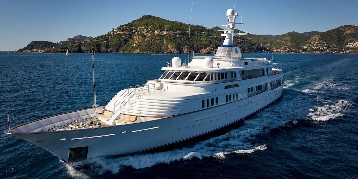 Att glida runt på en superyacht kanske ger en lagom dos av lycka, åtminstone en stund.