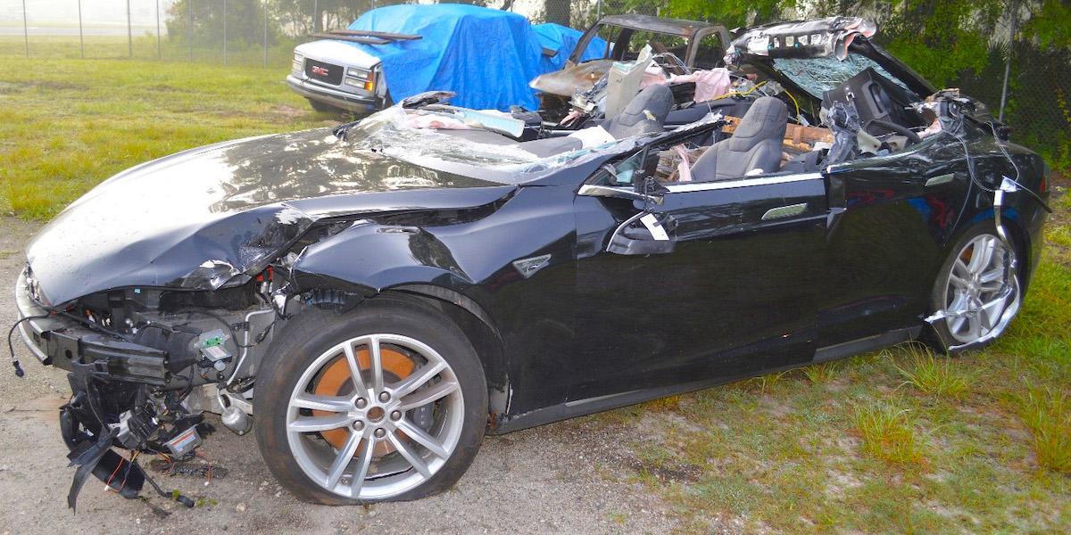 En krockad Tesla Model S. IF Metall har länge kämpat för att de som reparerar och servar bilar på Tesla i Sverige ska få kollektivavtal.