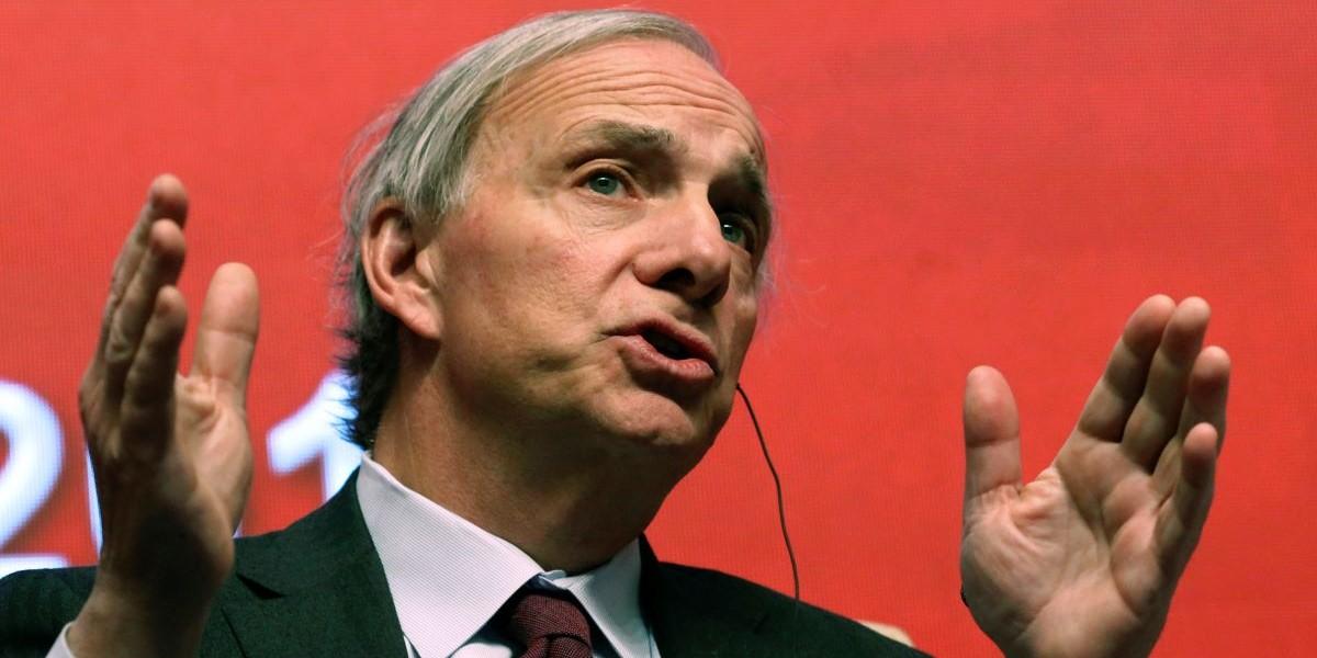 Ray Dalio varnar för USA:s skuldkris som skenar iväg.