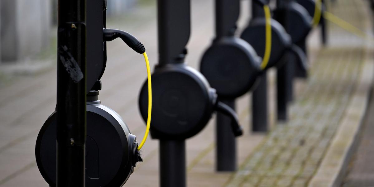 Elnätsproblem och långa tillståndsprövningar bromsar bygget av laddstationer i EU