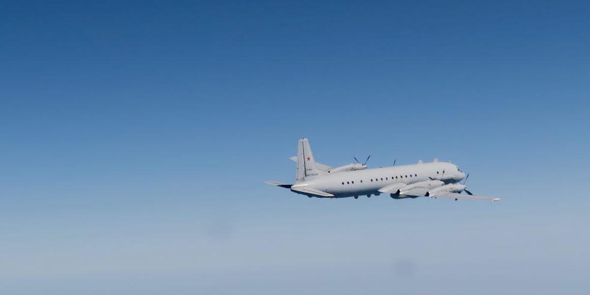 Ett ryskt militärt flygplan av typen IL-20 Coot-A i luftrummet över Östersjön i april 2024. Nu uppges ett ryskt militärt flygplan ha kraschat i Ryssland