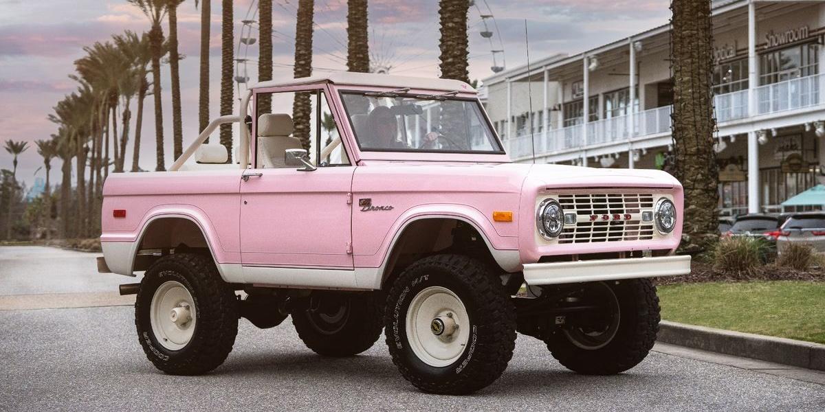 Rosa Ford Bronco Barbie