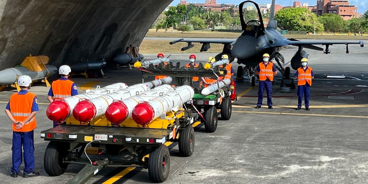 Amerikanska vapen är populära runt om i världen, som här i Taiwan. (Foto: TT)