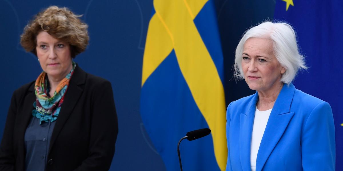 Regeringens särskilda utredare Mef Gilbert, till vänster ska föreslå en uppdaterad nationell cancerstrategi. Sjukvårdsminister Acko Ankarberg Johansson, till höger