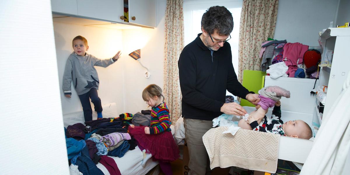 På 1970-talet införde Sverige 180 dagars statligt finansierad föräldraledighet som gav samma rättigheter till mammor och pappor