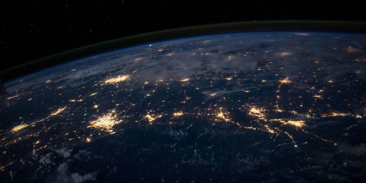 tech kräver snabbt mer el till AI-hajpen som sveper fram över världen. Det slår hål på planerna om en grön övergång. (Foto: Unsplash)