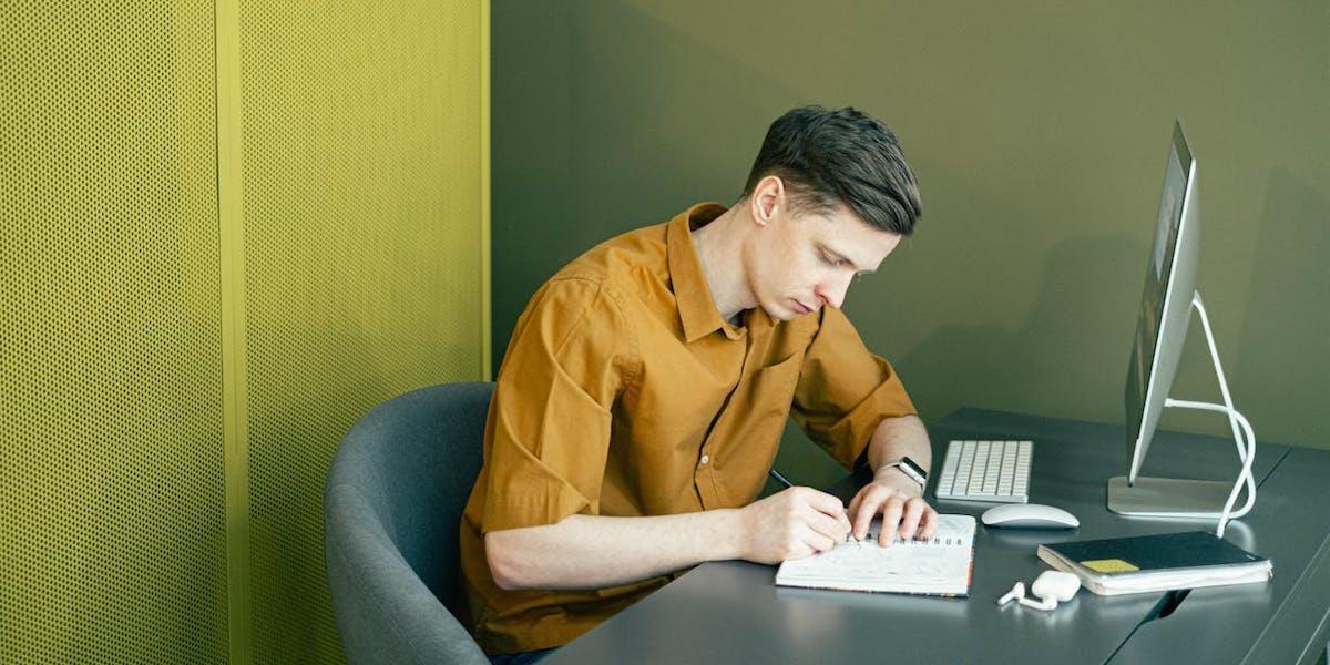 En ung man skriver. En Oxford-utbildad psykolog tipsar om hur du i fem enkla steg kan bekämpa negativa tankar som skapar oro och ångest