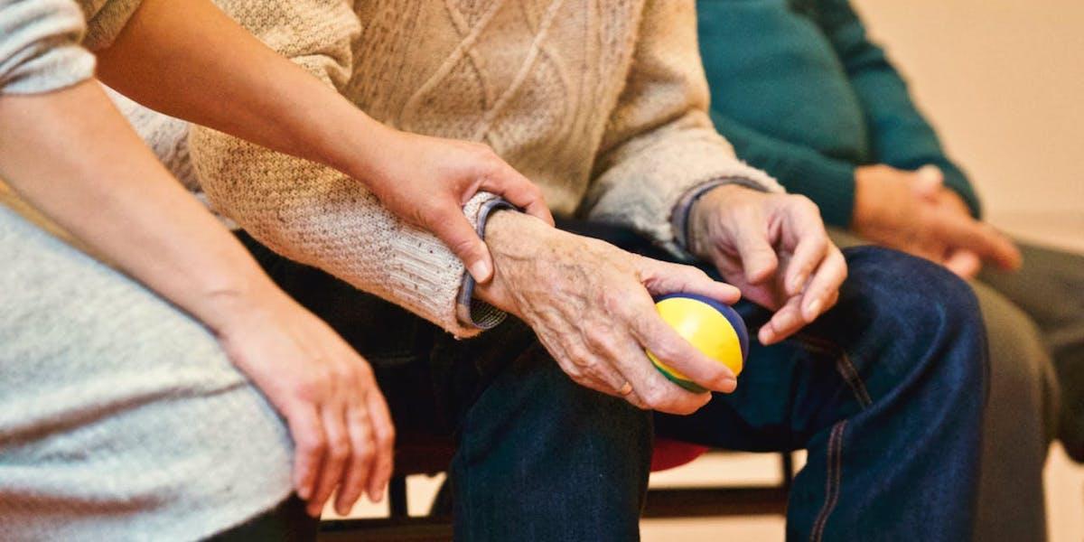 En klocklik enhet på handleden kan enligt en ny studie upptäcka tidiga varningssignaler för Alzheimers sjukdom