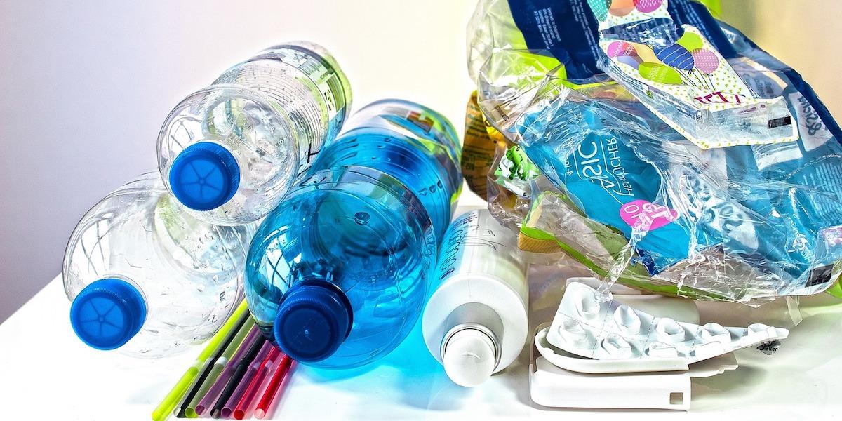 Det finns hela 16 000 olika kemikalier i plast och 4 200 av dem anses vara mycket farliga för miljön och för människors hälsa