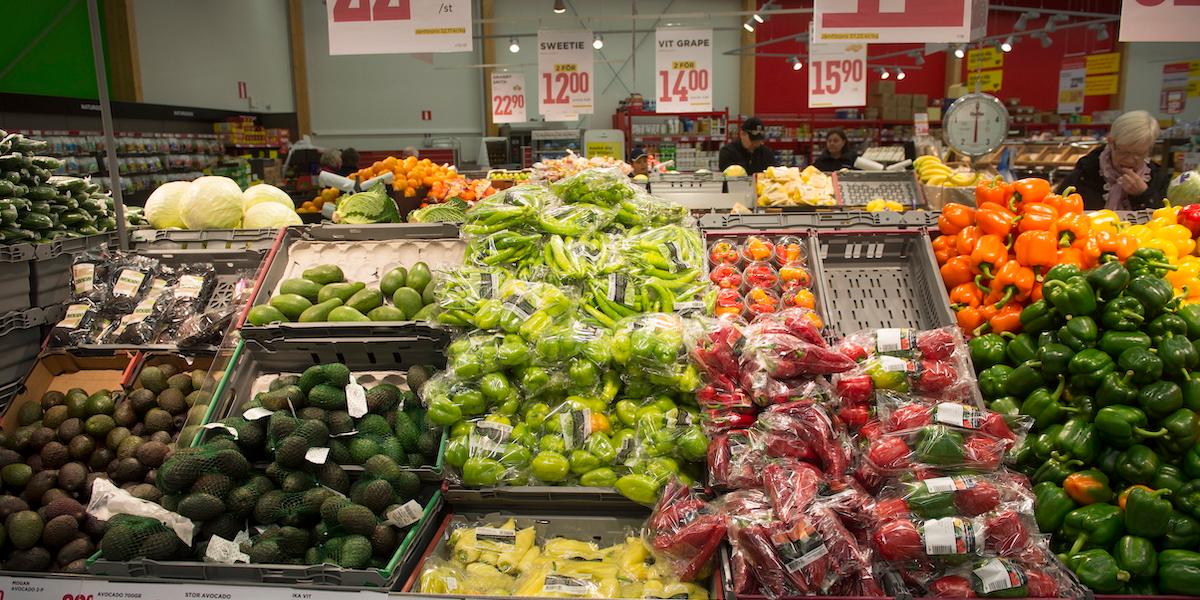 Frukt- och grönsaksavdelning i en livsmedelsbutik. USA:s regering har testat inhemska och importerade frukter och grönsaker och funnit vilka som innehåller mest rester av bekämpningsmedel