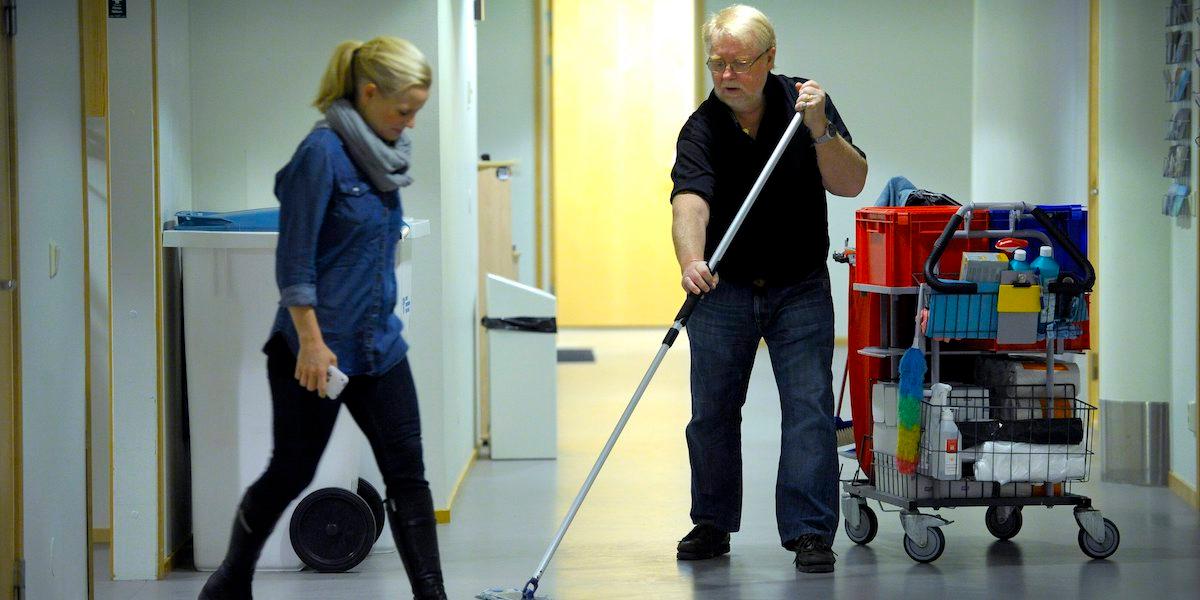 Det kan finnas anledning att ta ut din pension när du nått riktåldern även om du fortsätter jobba heltid