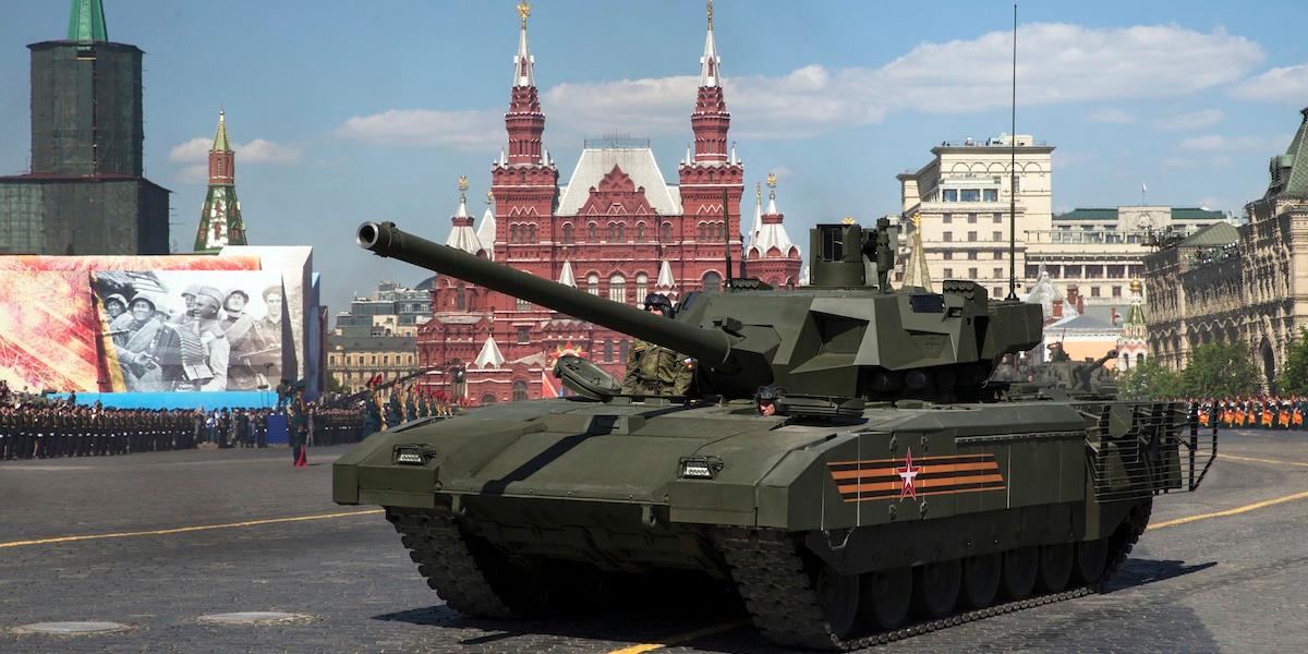 Den ryska stridsvagnen T-14 Armata visas upp på militärparaden under den ryska Segerdagen den 9 maj 2016