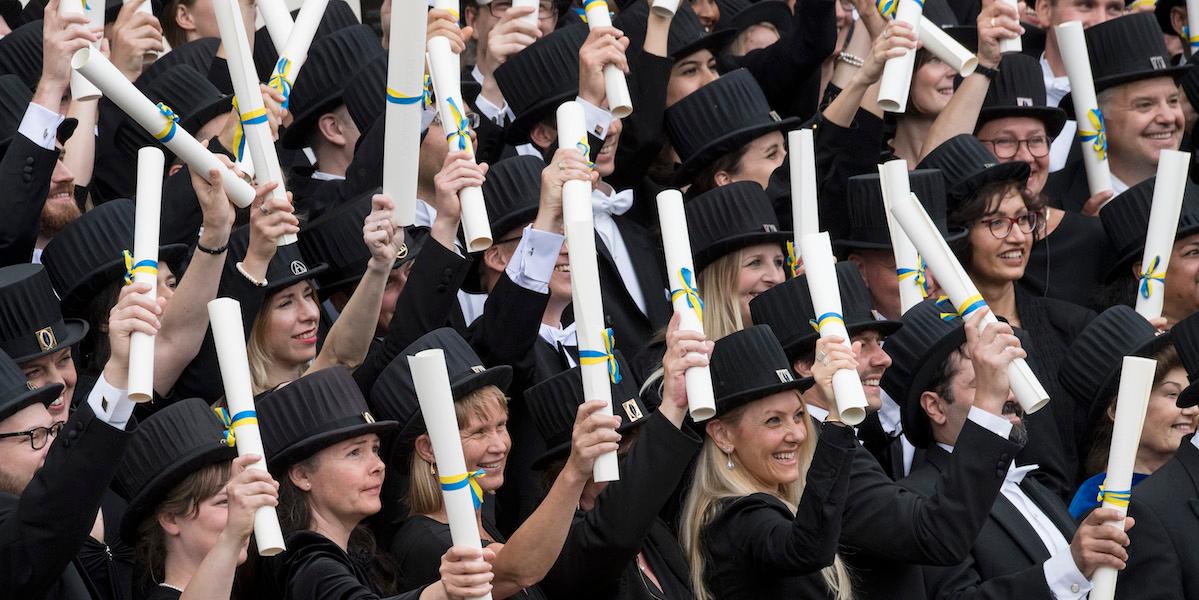 Gruppfotografoto efter promovering i Lunds 2017. Arbetsförmedlingen har undersökt vilka kompetenser arbetsgivare efterfrågar mest