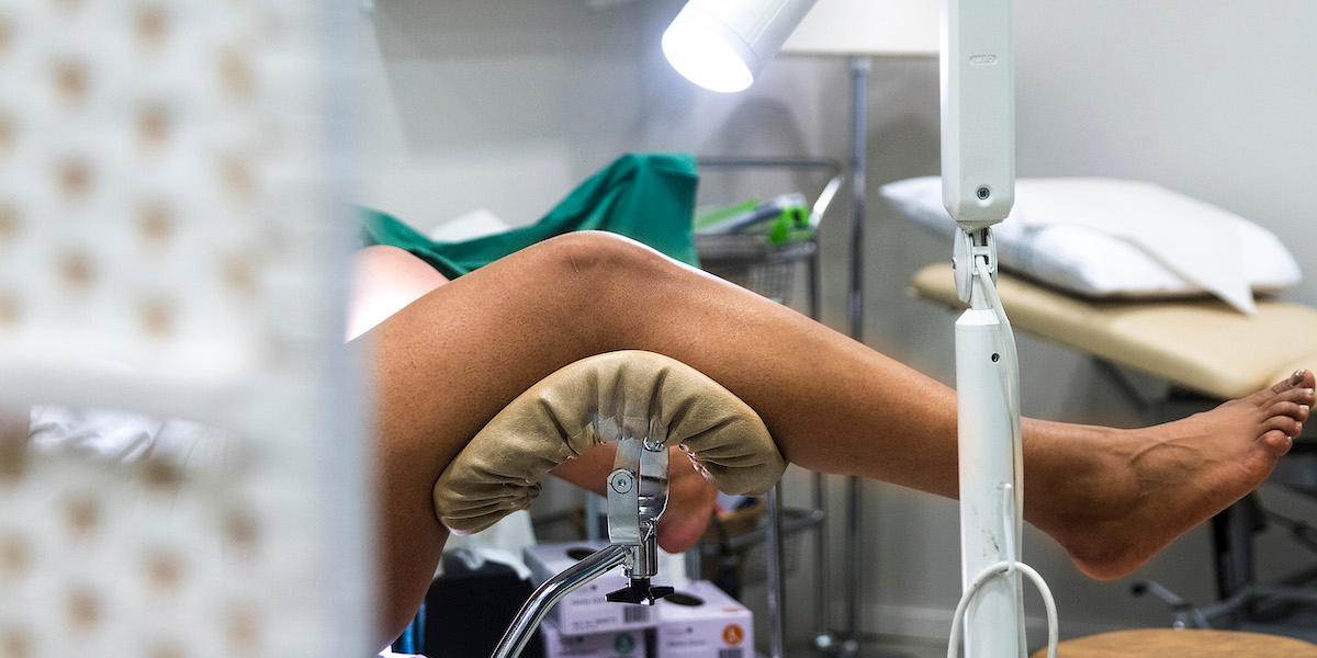 En kvinna hos gynekologen för att ta cellprov för livmoderhalscancer, en sjukdom som nu ska utrotas