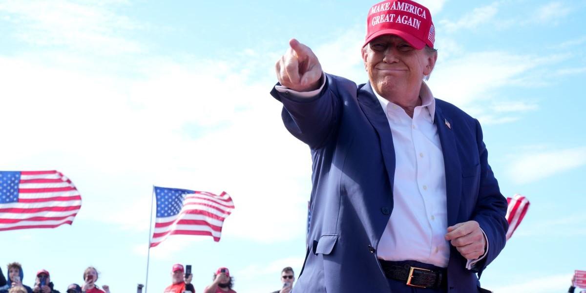Donald Trump kör sitt eget race mot Vita huset i höst, och bortser från regler längs vägen.