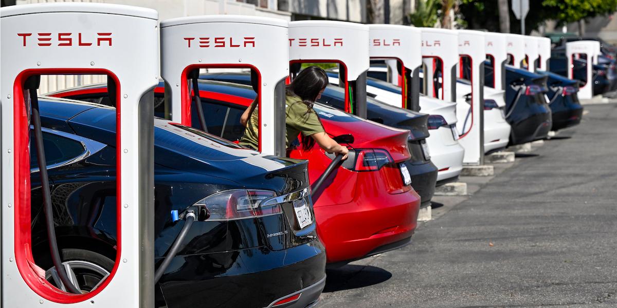 Pengarna rullar in, och ut, men även runt på Elon Musk Tesla. En titt på transaktionerna mellan hans olika bolag kan göra den bäste av revisorer kallsvettig.