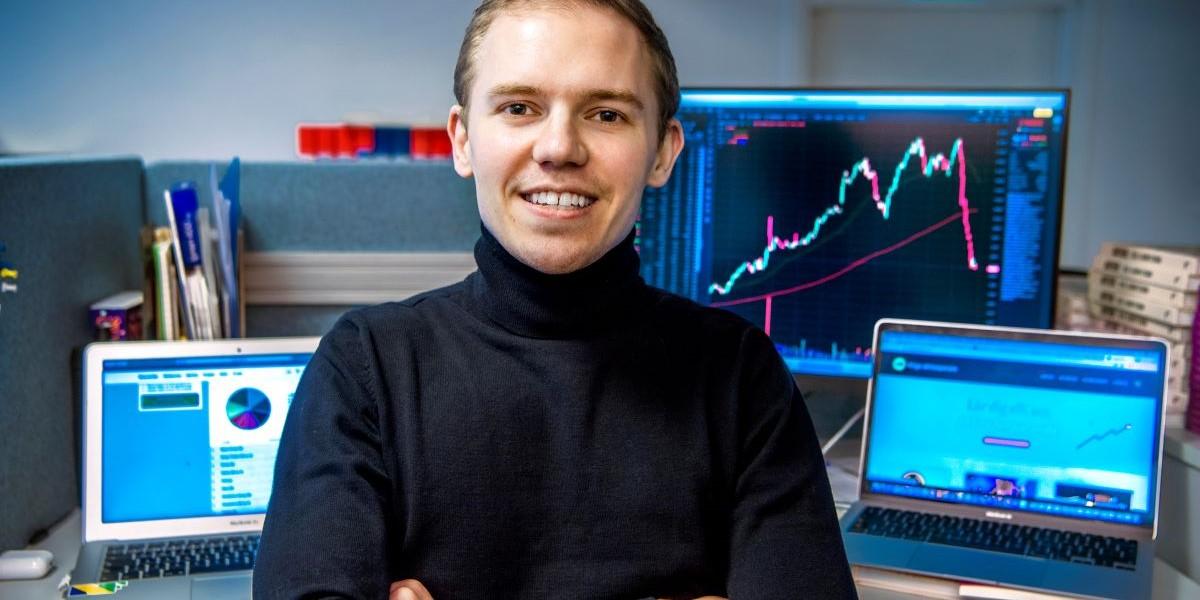 Henrik Johansson är vd för Unga Aktiesparare. Nätmäklaren Nordnet har sammanställt en lista var organisationens nästan 10 000 medlemmar väljer att investera just nu.