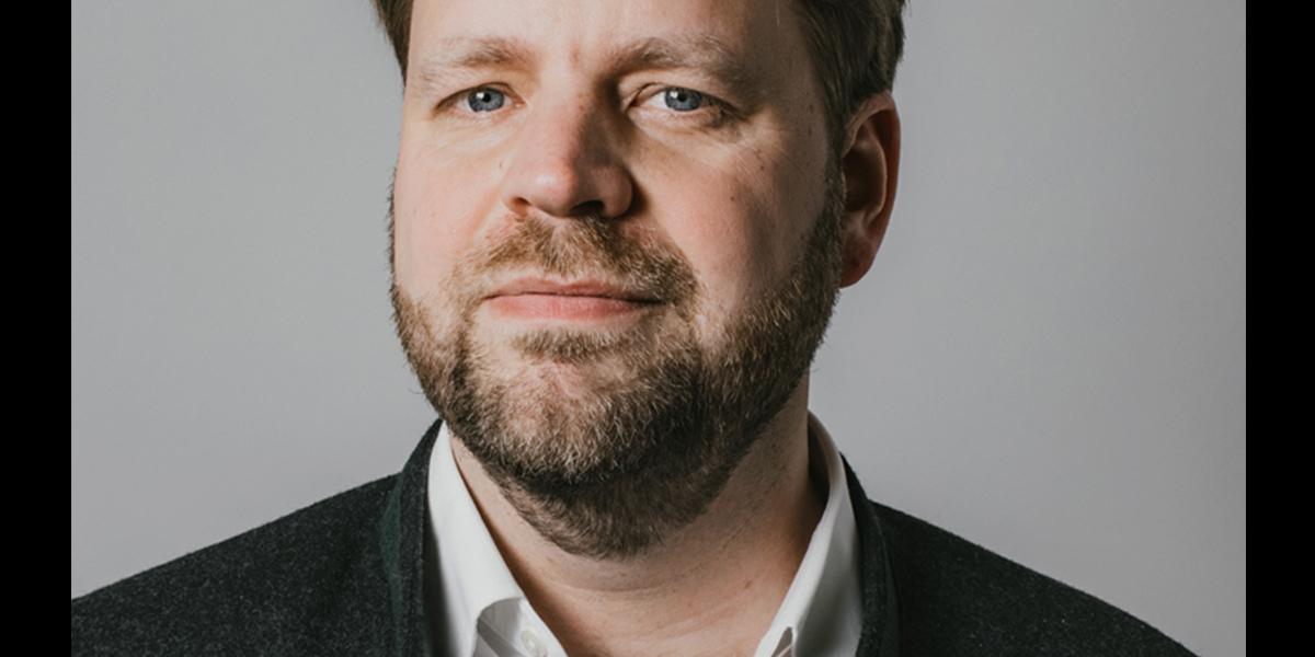 Joel Strade sakkunning på Pensionärernas Riksorganisation. Han ger råd om privat sparande till pensionen