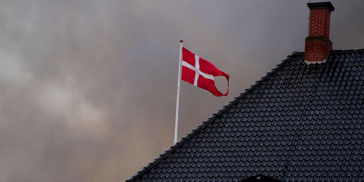 Det rasar just nu en storbrand i det ikoniska danska börshuset och röken sprider sig över Köpenhamns finanskvarter där det pågår en evakuering.